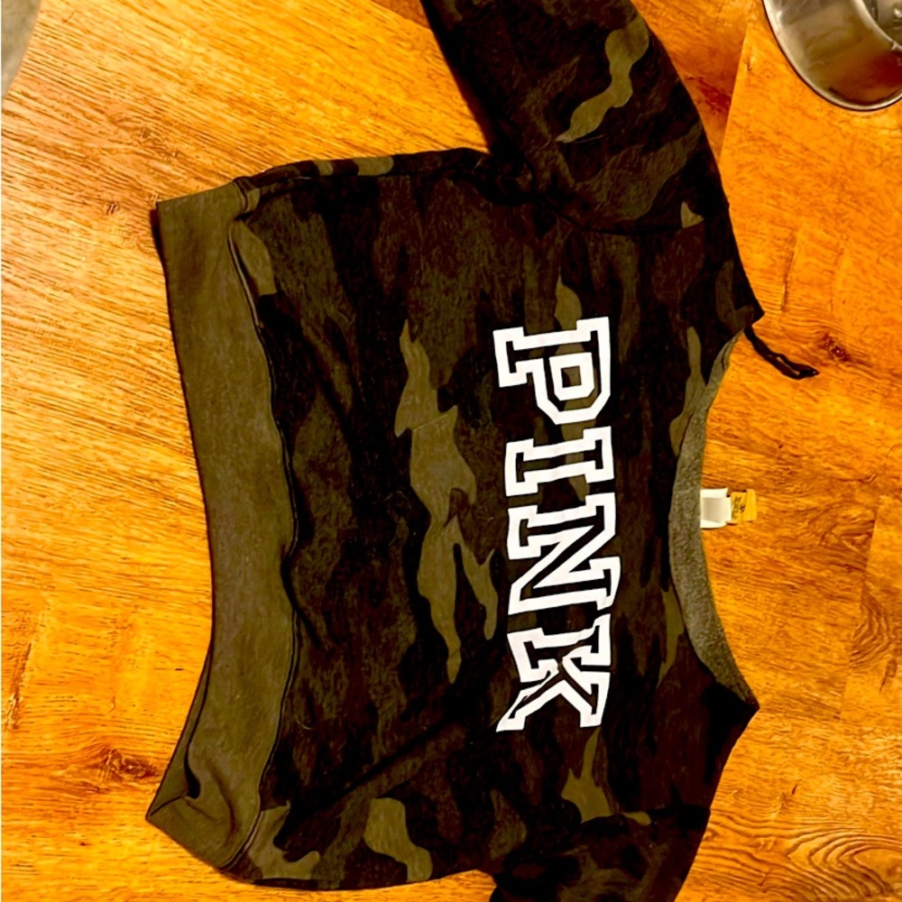 Vs/pink nwt cropped large camo sweatshirt